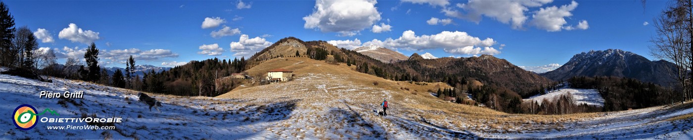 02 Da Cascina Vecchia (a sx) verso il Vaccareggio in centro con Castello, Menna, Arera e Alben a dx.jpg